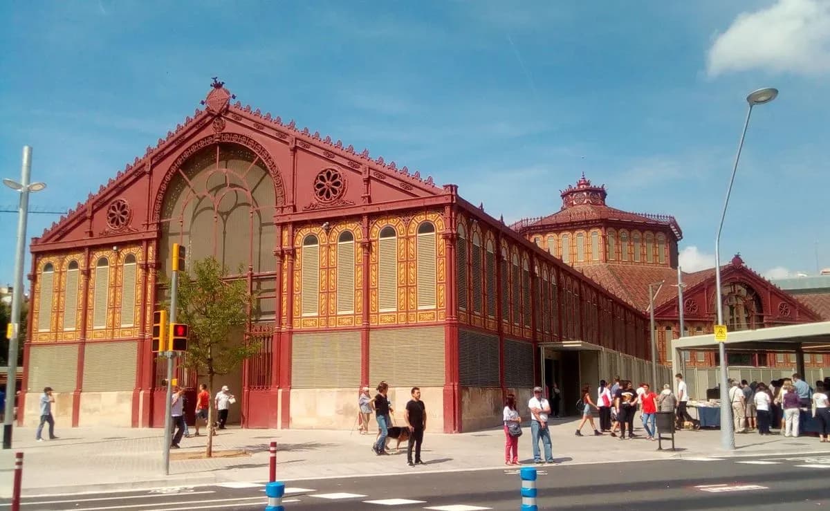 Guía de la Esquerra de l'Eixample: mercados, modernismo escondido y vida de barrio a pocos minutos de Plaça Universitat